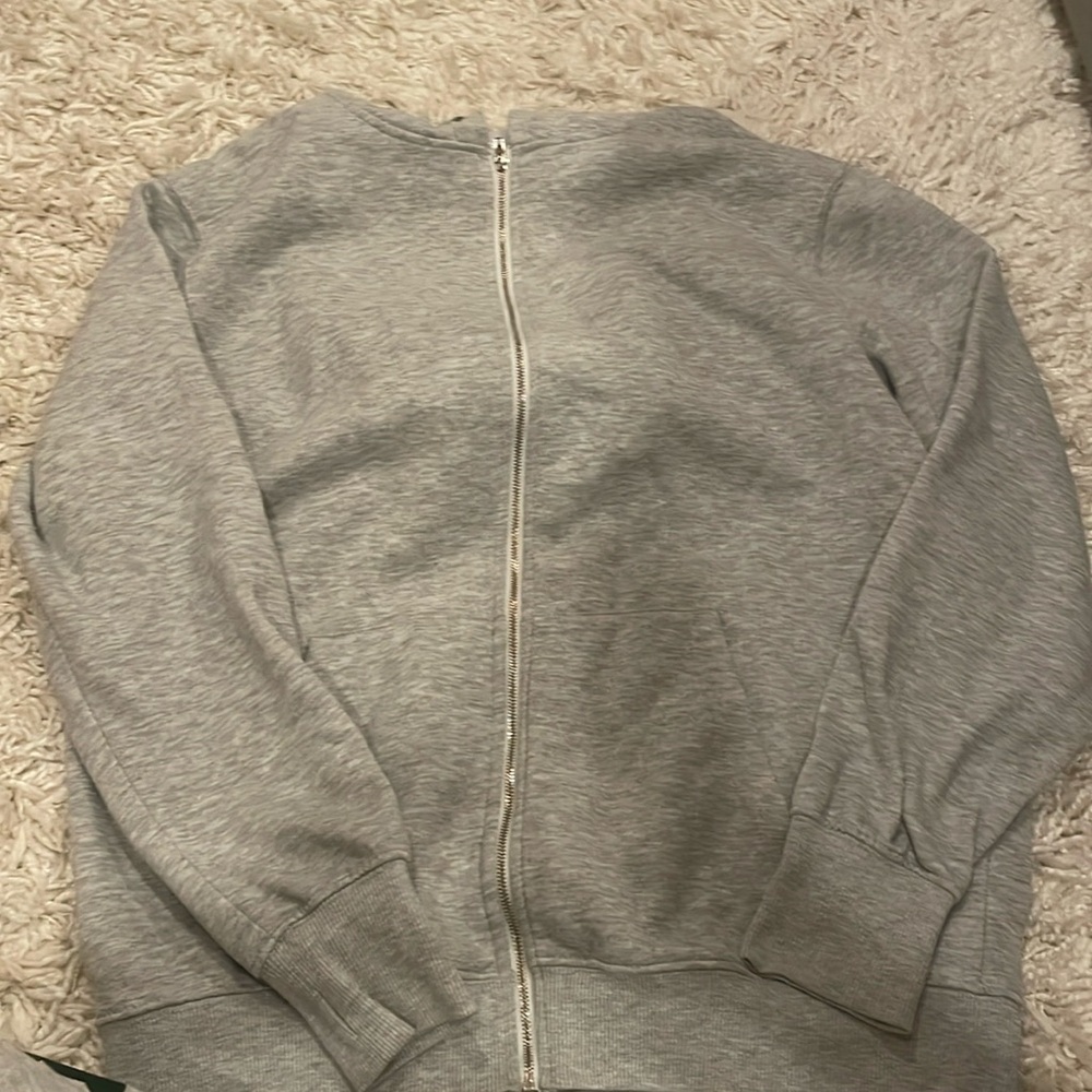Grey ZipUp
Slightly worn 
Good quality 
Message me for negotiation